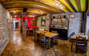 Casa Cruz Boltaña nuestra Casa Rural en Boltaña - Salón para compartir desayunos y tardes lluviosas